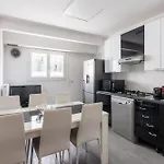 Bright & Contemporary 2Bd Apartment